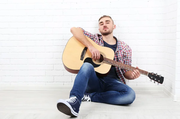 Joven músico con guitarra —  Fotos de Stock