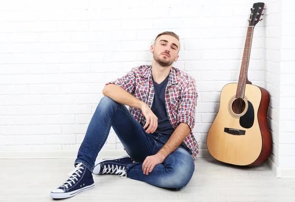 Jonge musicus met gitaar — Stockfoto