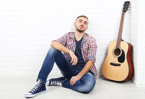 Junger Musiker mit Gitarre — Stockfoto