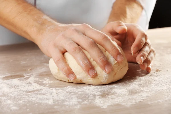 Mani impastando la pasta per pizza — Foto Stock