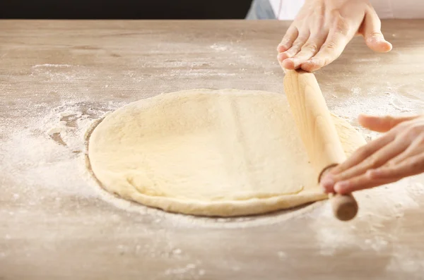 Mani rotolamento pasta per pizza — Foto Stock