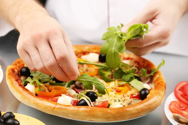 Yemek lezzetli pizza yapma — Stok fotoğraf