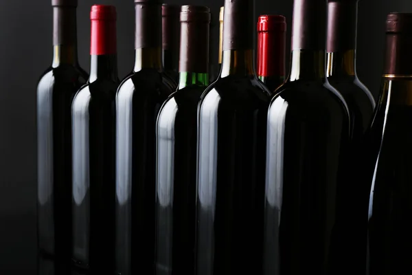 Botellas de vino en negro — Foto de Stock