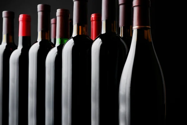 Botellas de vino en negro — Foto de Stock