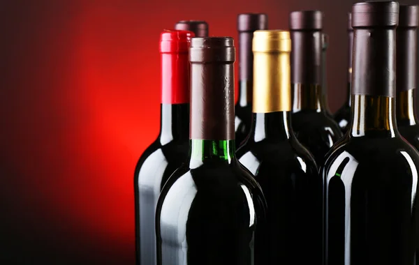 Botellas de vino oscuro —  Fotos de Stock