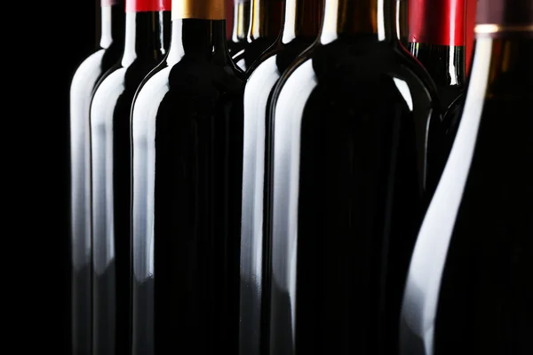 Garrafas de vinho escuro — Fotografia de Stock