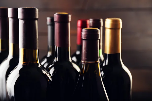 Mörka glasflaskor för vin — Stockfoto