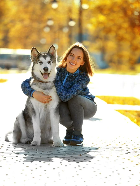 Kobieta z psem w parku — Zdjęcie stockowe