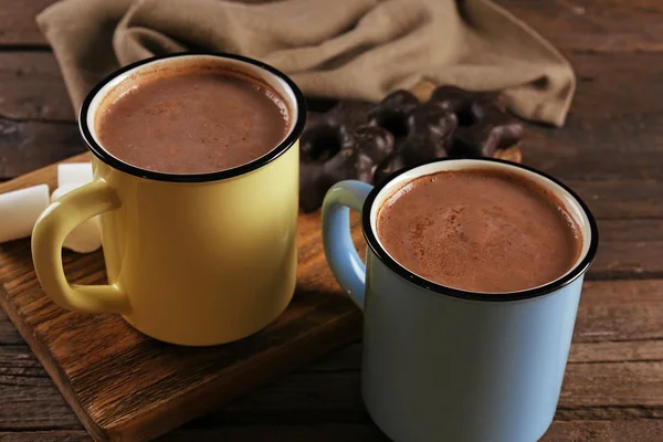 Смачне какао в чашках на столі — стокове фото