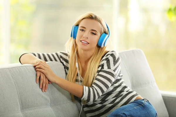 Mujer escuchando música — Foto de Stock