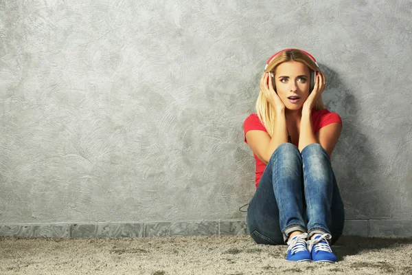 Jovem Mulher ouvindo música — Fotografia de Stock