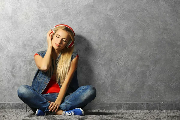 Young woman listening to music — Stock Photo, Image