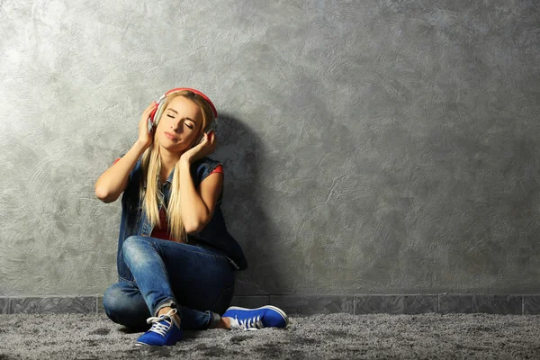 Young woman listening to music — Stock Photo, Image