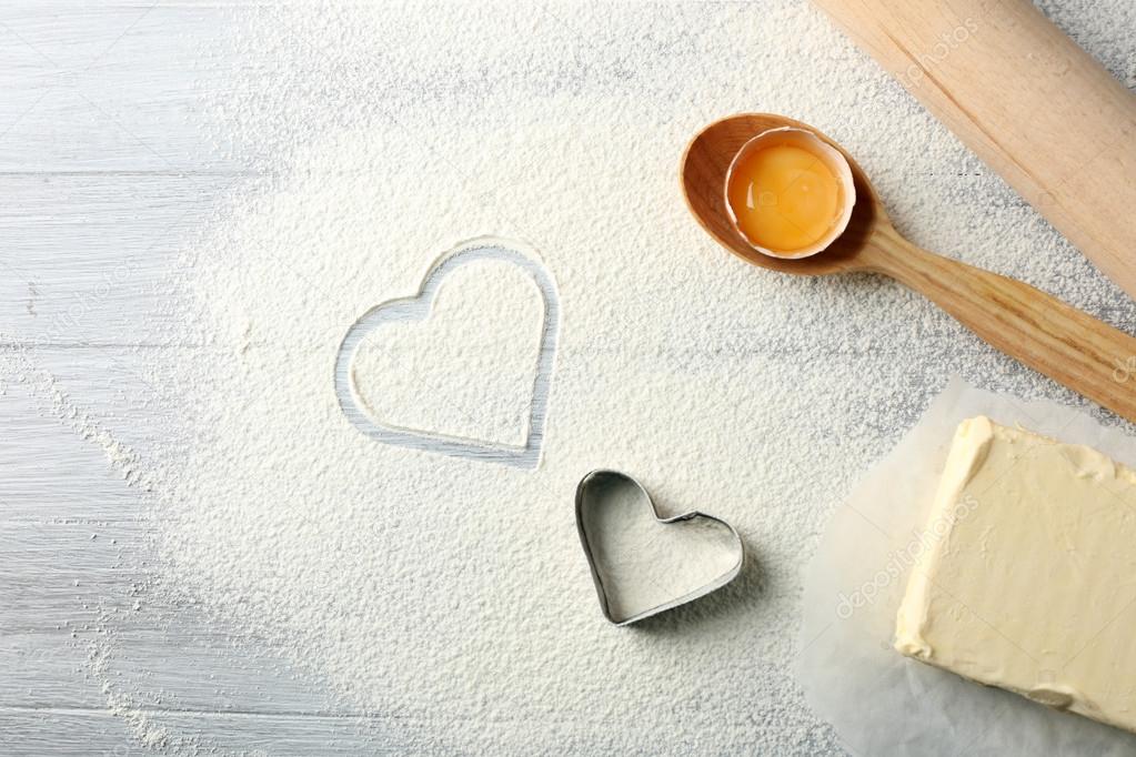 Heart of flour and utensils