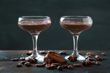 Bardaklarda çikolata tatlı