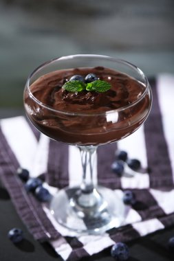 Çikolata mousse taze çilek ile