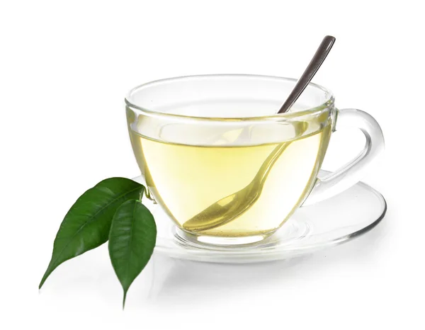 Tasse de thé en verre avec des feuilles vertes — Photo