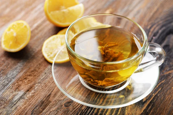 Γυαλί φλιτζάνι τσάι και φέτες λεμονιού — Φωτογραφία Αρχείου