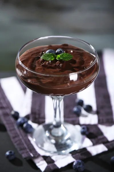 Chocolademousse met verse bessen — Stockfoto