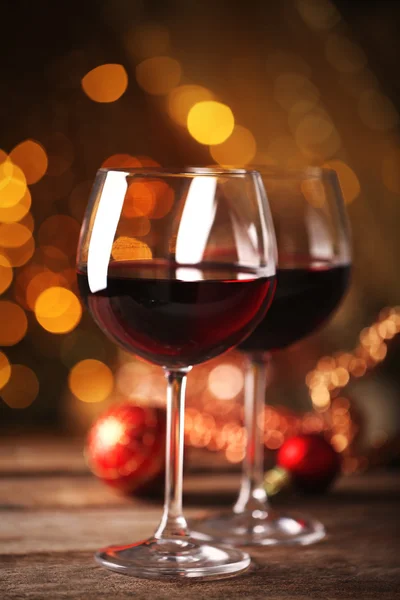 Κόκκινο κρασί και χριστουγεννιάτικα στολίδια — Φωτογραφία Αρχείου