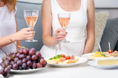 Arkadaşlar el ile gözlük