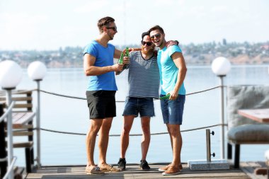 Yong erkekler Riverside'da kafede dinlendirici