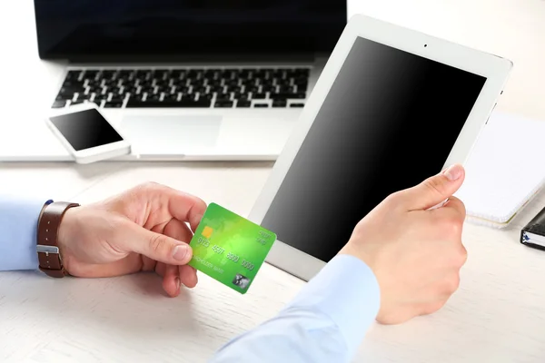 Man holding credit card — Stock Photo, Image