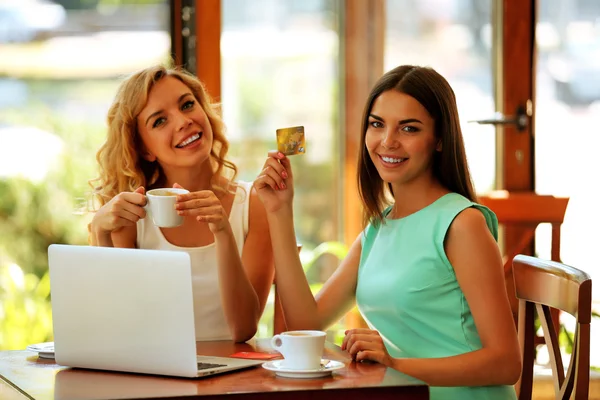 Belle giovani donne con computer portatile — Foto Stock