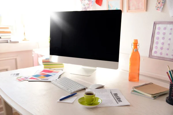 Posto di lavoro moderno con computer — Foto Stock