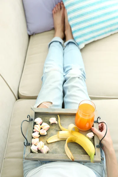 Menina com bandeja almoçando — Fotografia de Stock