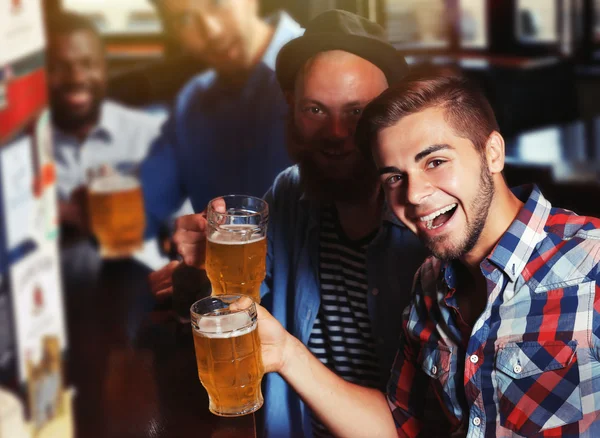 Uomini che bevono birra — Foto Stock