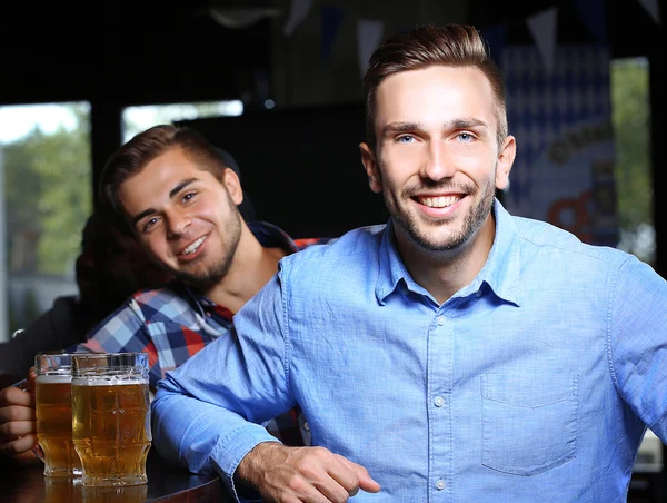 年轻男子在酒吧喝啤酒 — 图库照片