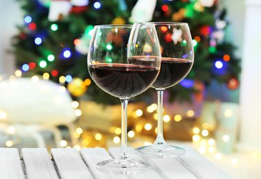 İki bardak sıcak şarap.  