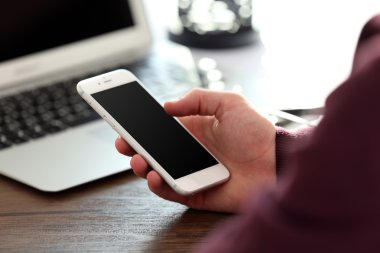 Ofiste cep telefonu kullanan adam