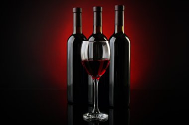 Şarap cam şişe üst üste karşı 