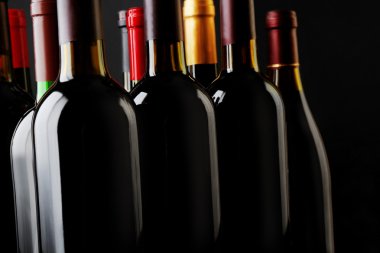 karanlık şarap şişeleri