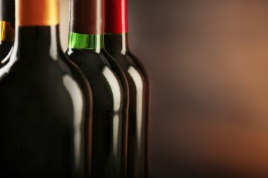 karanlık şarap şişeleri