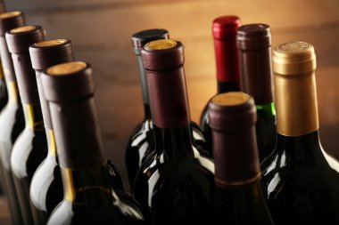 karanlık şarap şişeleri