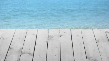 Güzel deniz ile ahşap iskele 