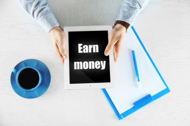 Dijital tablet ile çalışan adam