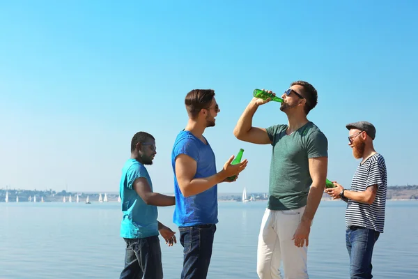 Homens bebendo cerveja — Fotografia de Stock