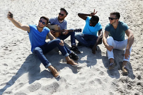 Männer sitzen auf Sand — Stockfoto