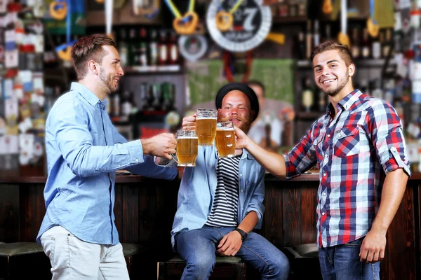 Νέων ανδρών σε bar — Φωτογραφία Αρχείου
