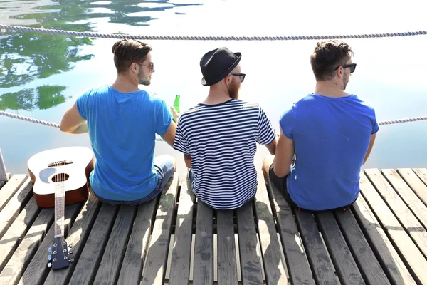 Junge Männer Sitzen Auf Der Anklagebank Und Reden Miteinander — Stockfoto