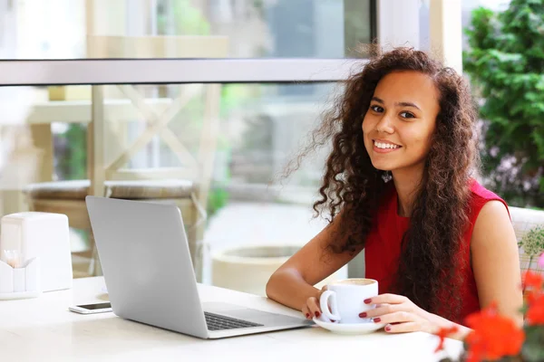 Donna con computer portatile bere caffè — Foto Stock