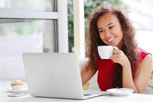 コーヒーを飲むのラップトップを持つ女性 — ストック写真