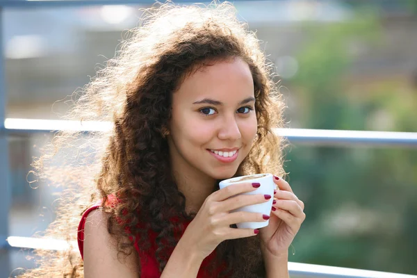 Giovane bella donna bere caffè — Foto Stock