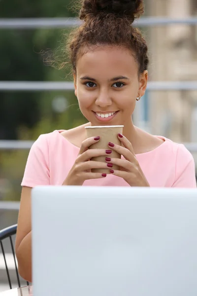 Hübsche Geschäftsfrau mit Laptop — Stockfoto