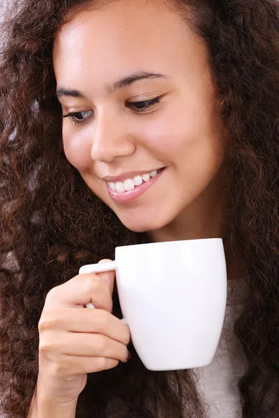 Jovem mulher bonita beber café — Fotografia de Stock