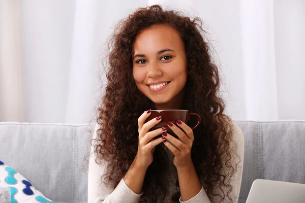 Mulher usando laptop e beber café — Fotografia de Stock